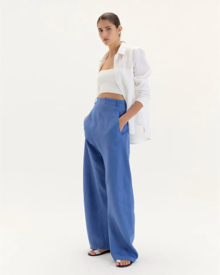 Pantalón de tiro largo y cruce frontal, con bolsillos laterales y aplicado trasero, de silueta amplia y elegante. de Blue Sheep en Pantalones para argentina