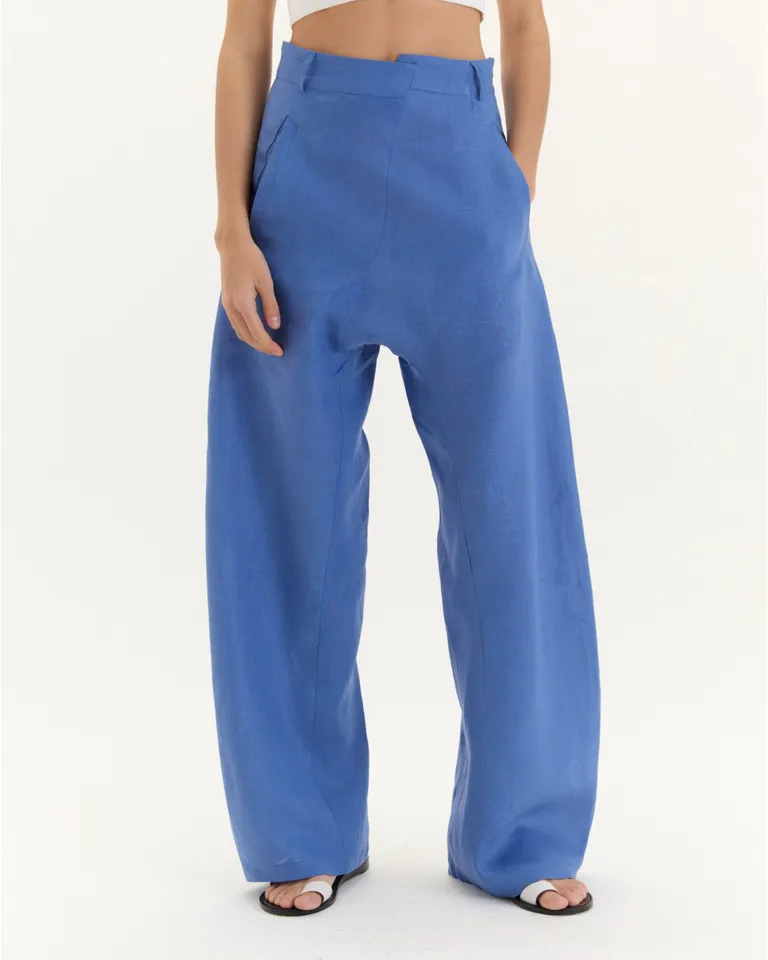 Pantalón de tiro largo y cruce frontal, con bolsillos laterales y aplicado trasero, de silueta amplia y elegante. de Blue Sheep en Pantalones para argentina