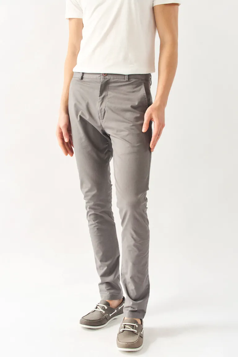 Pantalón chino gris de corte slim con cierre de niquel y botones a tono de Bensimon en Pantalones para argentina