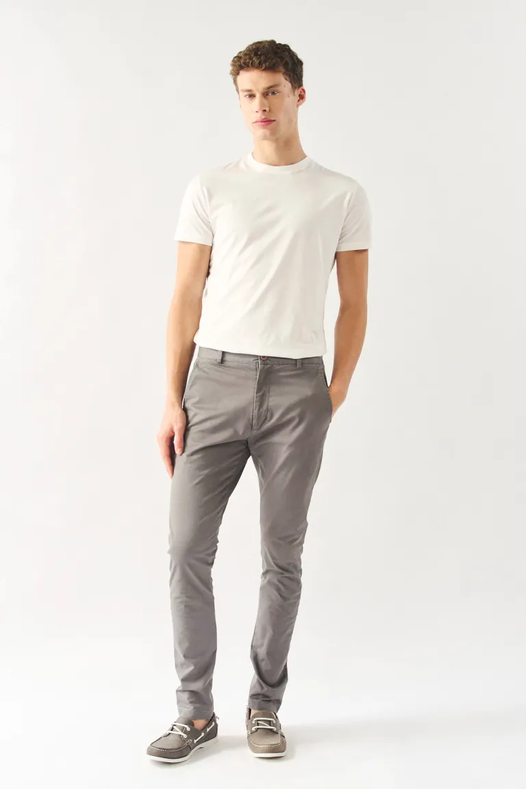 Pantalón chino gris de corte slim con cierre de niquel y botones a tono de Bensimon en Pantalones para argentina