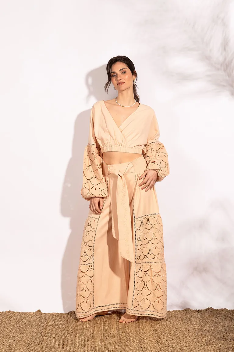 Pantalón de corte amplio con detalles de calados, bordados y cintura elástica con lazo frontal de Indiastyle en Pantalones para argentina