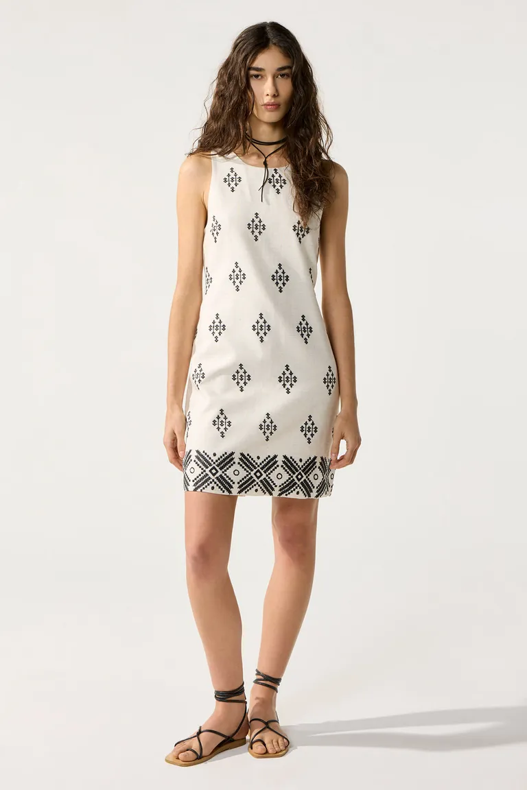 Vestido de lino bordado con diseño elegante y acceso en la espalda de Cuesta Blanca en Vestidos para argentina