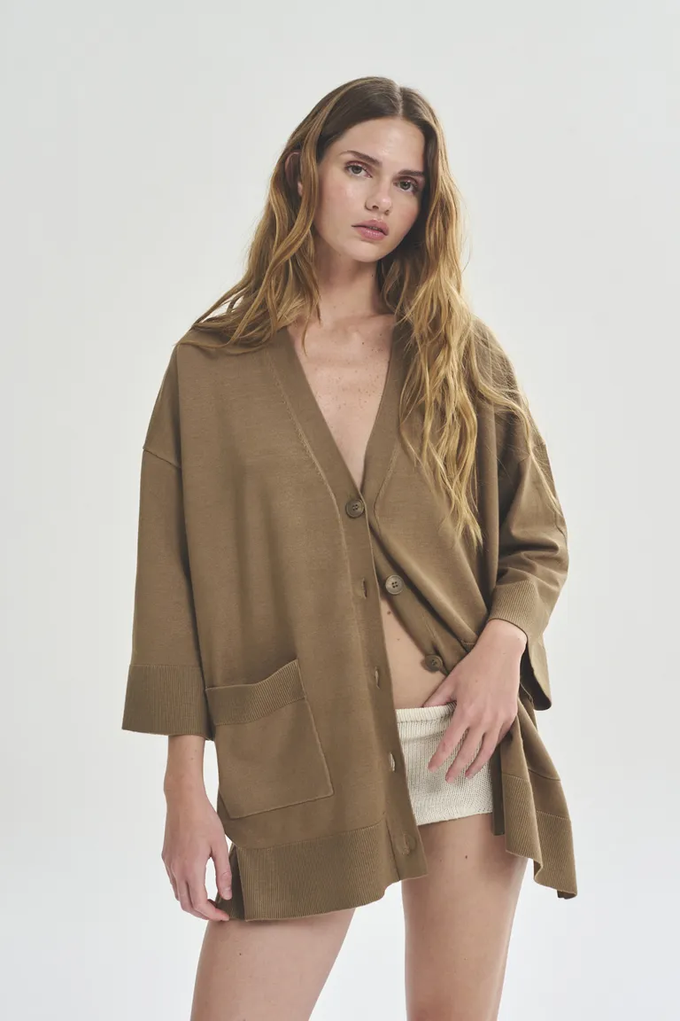 Elegante cardigan de diseño relajado y tonos naturales para un look sobrio y femenino de Akiabara en Buzos y Sweaters para argentina