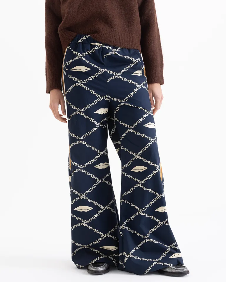 Pantalón wide leg con estampado geométrico, cintura elastizada y bolsillos laterales de diseño moderno de Jazmin Chebar en Pantalones para argentina