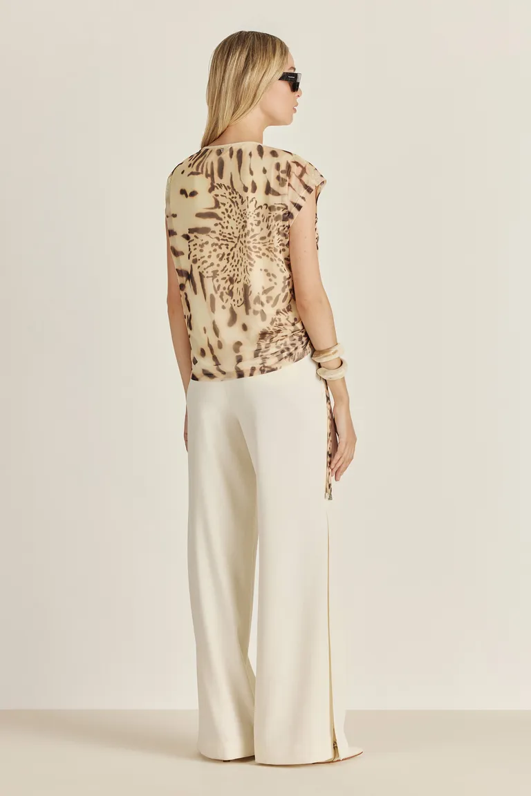 Blusa con estampado exclusivo y frunces laterales ajustables para un look casual chic de Tucci en Tops para argentina