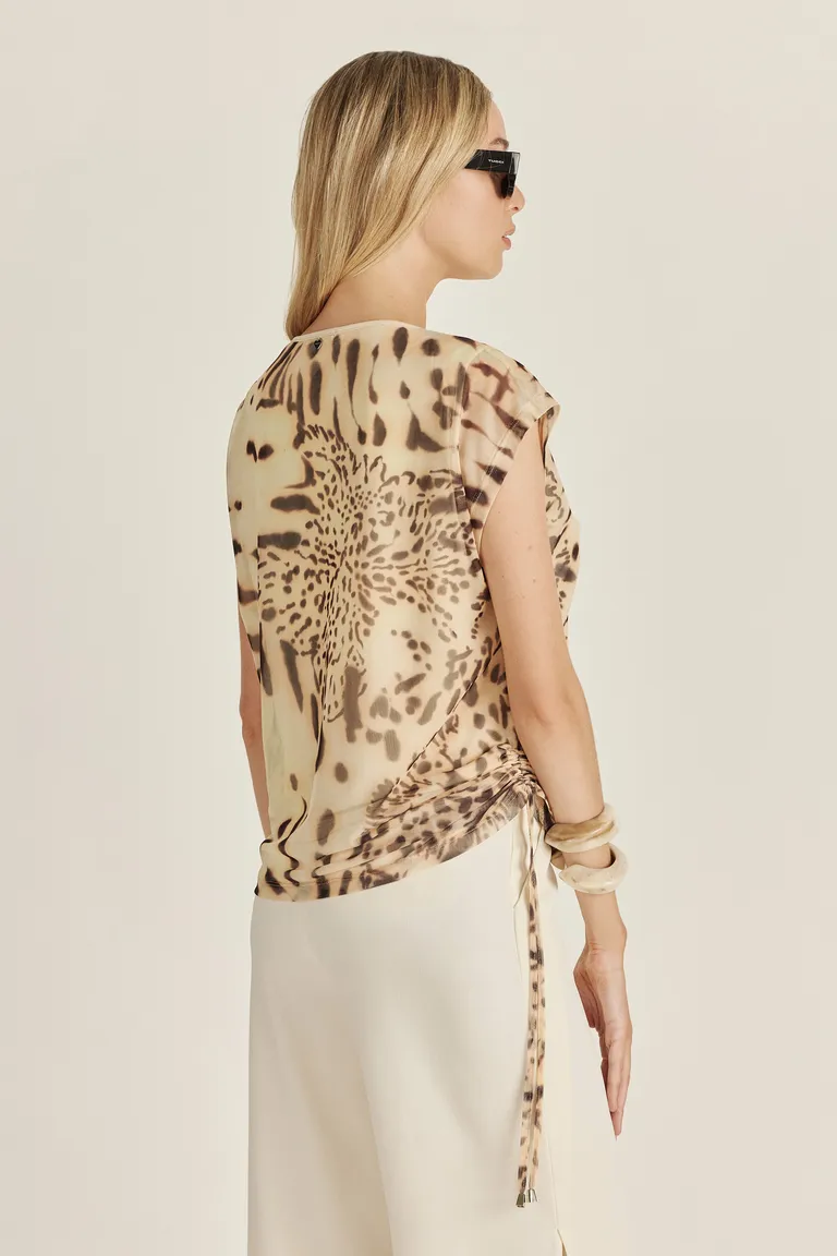 Blusa con estampado exclusivo y frunces laterales ajustables para un look casual chic de Tucci en Tops para argentina