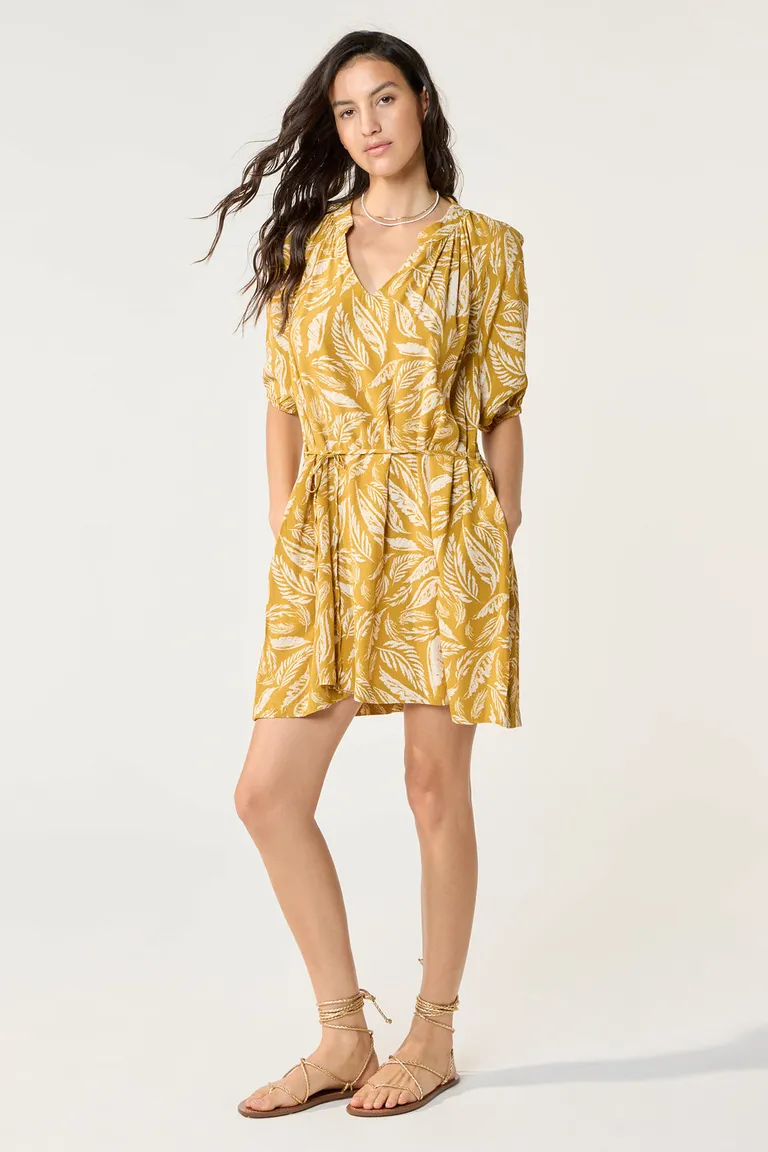 Vestido corto entallado con estampado en tonos dorados de Cuesta Blanca en Vestidos para argentina
