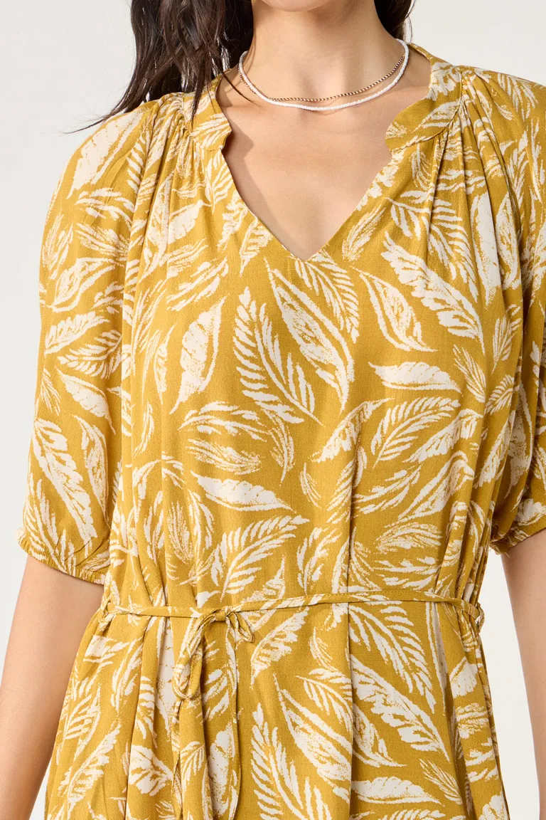 Vestido corto entallado con estampado en tonos dorados de Cuesta Blanca en Vestidos para argentina