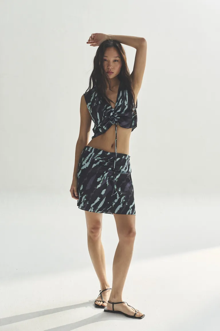 Top femenino de diseño estampado con estilo casual y moderno de Akiabara en Tops para argentina