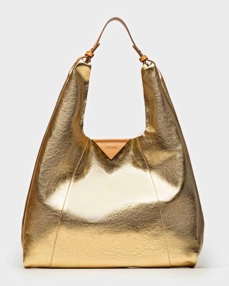 Bolso de cuero graneado metalizado con asa de cuero, perfecto para uso diurno y casual de Prüne en Bolsos y Carteras para argentina