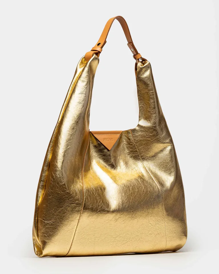 Bolso de cuero graneado metalizado con asa de cuero, perfecto para uso diurno y casual de Prüne en Bolsos y Carteras para argentina