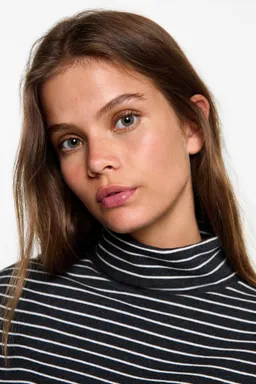 Remera rayas cuello alto de Mango Teen en Buzos y Sweaters para argentina