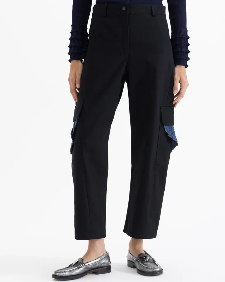 Pantalón de tiro alto con bolsillos plaqué y detalles de volados en denim de Jazmin Chebar en Pantalones para argentina