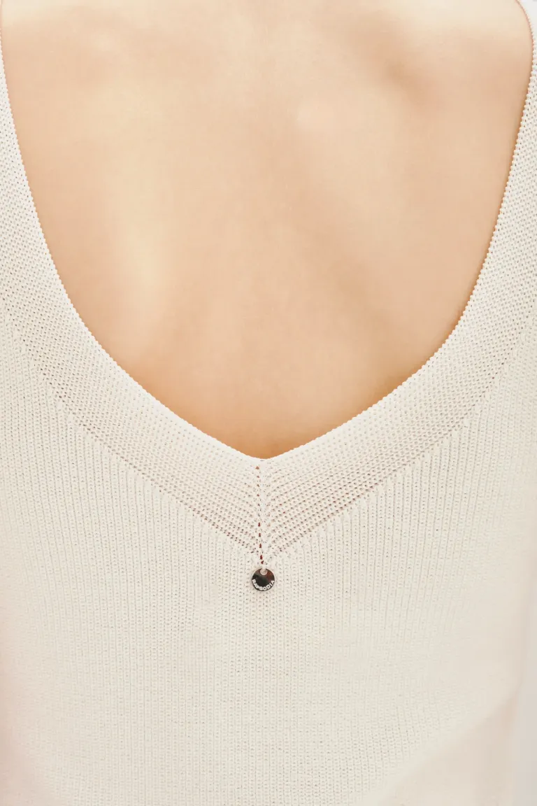 Musculosa de tejido fino con escote pronunciado y calce al cuerpo de Rapsodia en Tops para argentina