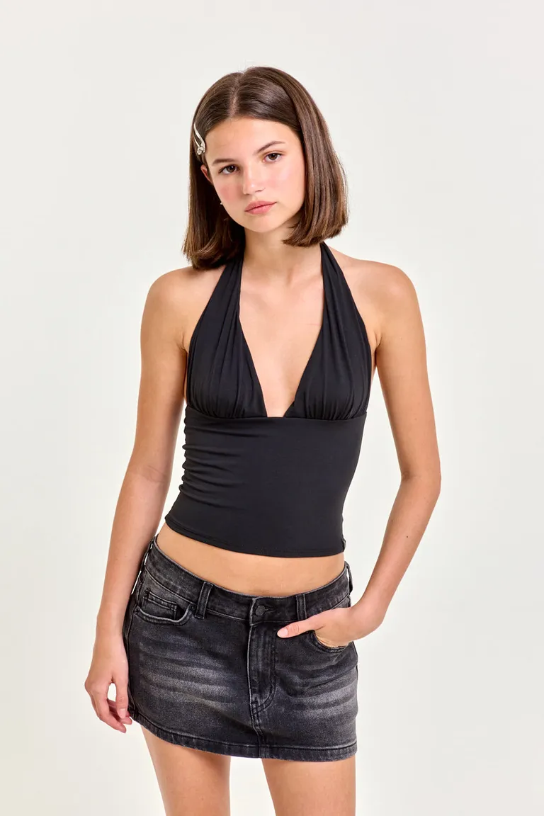 Top negro de escote halter con fruncidos y tiras para un look elegante y femenino de 47 Street en Tops para argentina