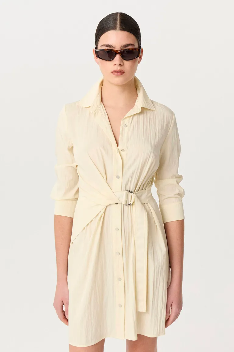 Vestido corto de saten wash con silueta evasé, mangas 3/4 y cinturón de cinta gross de Markova en Vestidos para argentina