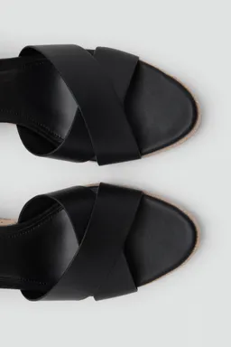 Sandalias cuña tiras cruzadas de Mango en Sandalias para argentina