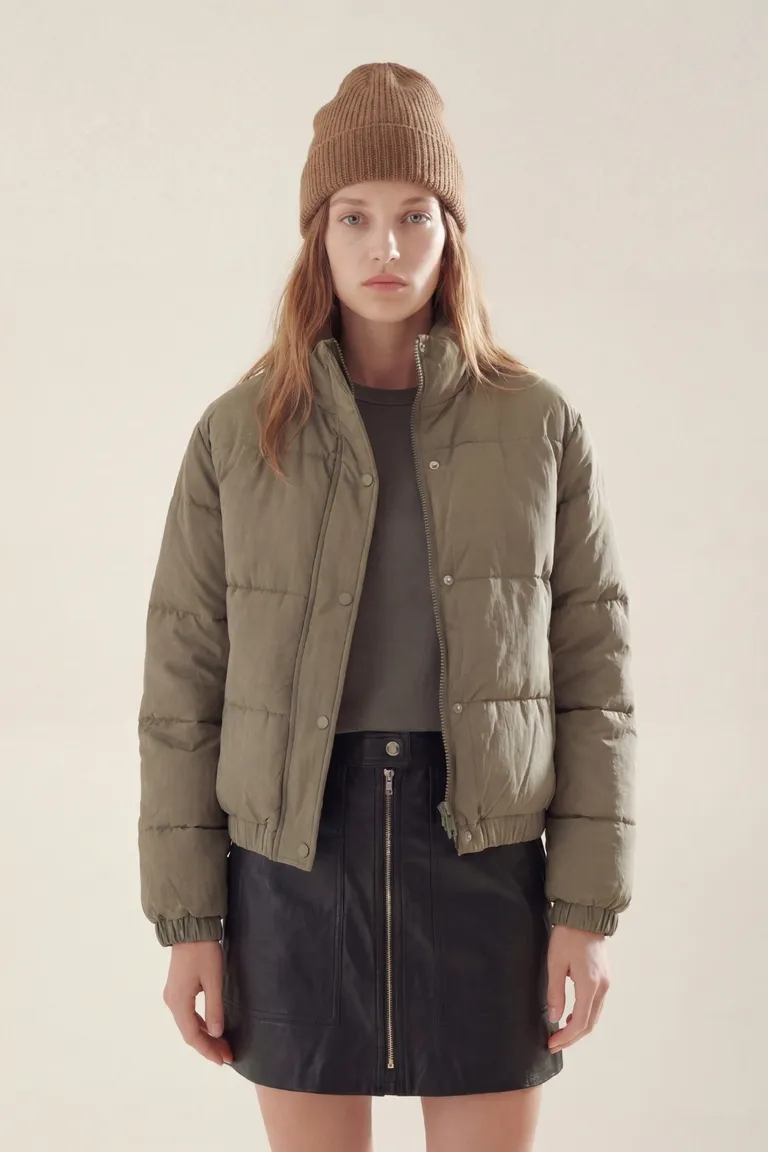 Campera acolchada con cierre frontal y cuello alto de ajuste cómodo de Akiabara en Chaquetas para argentina