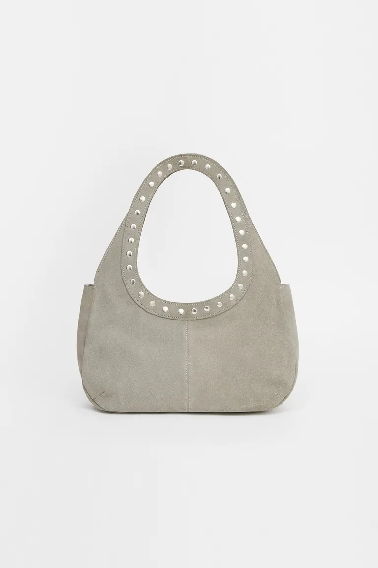 Cartera de cuero gamuza en diseño redondeado con detalles metálicos de Ay Not Dead en Bolsos y Carteras para argentina