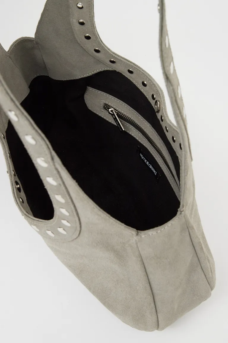 Cartera de cuero gamuza en diseño redondeado con detalles metálicos de Ay Not Dead en Bolsos y Carteras para argentina