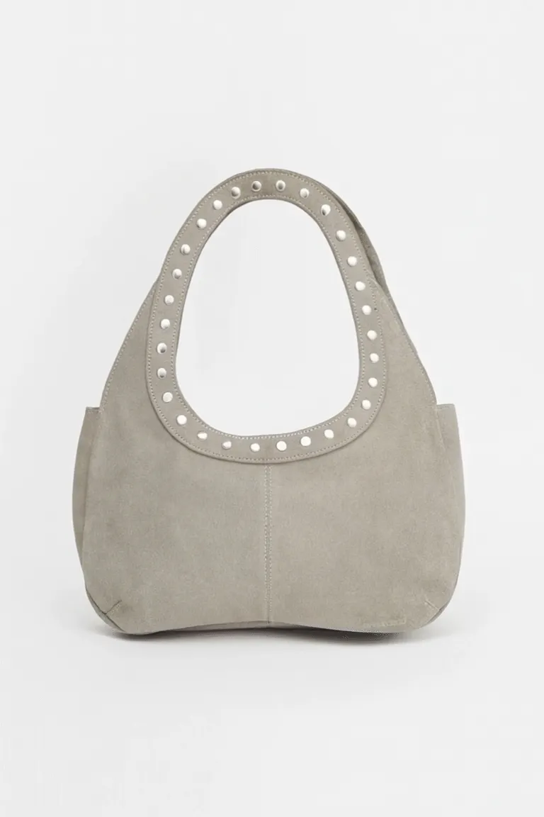 Cartera de cuero gamuza en diseño redondeado con detalles metálicos de Ay Not Dead en Bolsos y Carteras para argentina