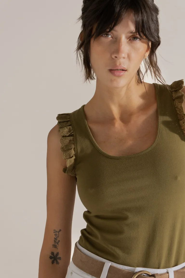 Musculosa de algodón de color verde en estilo minimalista para un look moderno y relajado de Akiabara en Tops para argentina