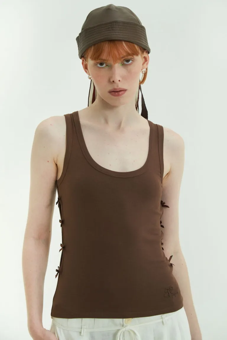 Musculosa marrón con moños laterales, un básico con un twist encantador de Las Pepas en Tops para argentina