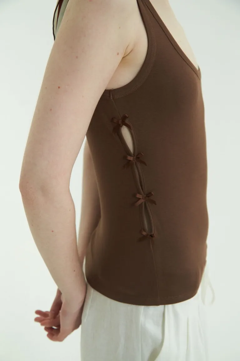 Musculosa marrón con moños laterales, un básico con un twist encantador de Las Pepas en Tops para argentina