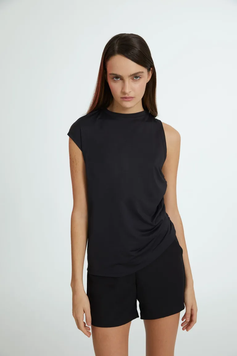 Remera musculosa negra con detalle metálico en el hombro de Naíma en Remeras para argentina