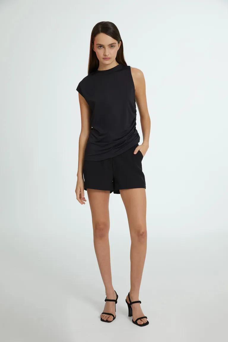 Remera musculosa negra con detalle metálico en el hombro de Naíma en Remeras para argentina