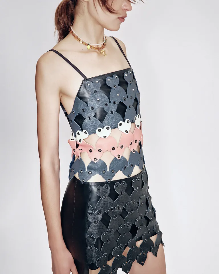 Mini falda de cuero con diseño de corazones troquelados de Jazmin Chebar en Faldas para argentina