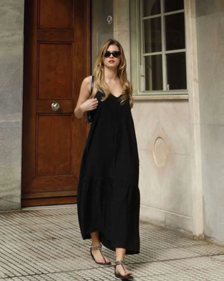 Elegante vestido negro con escote pronunciado en la espalda de Hesed en Vestidos para argentina