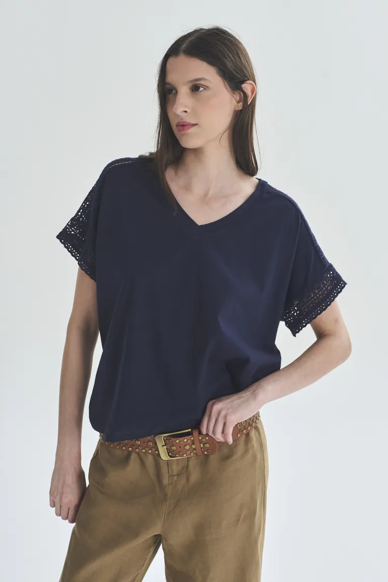 Remera de cuello en V de corte femenino y diseño minimalista de Akiabara en Remeras para argentina