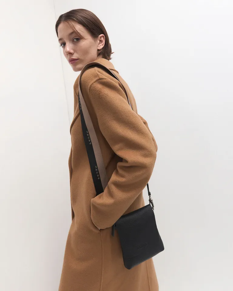 Bolso de mano compacto y versátil en cuero graneado para el uso diario de Prüne en Bolsos y Carteras para argentina