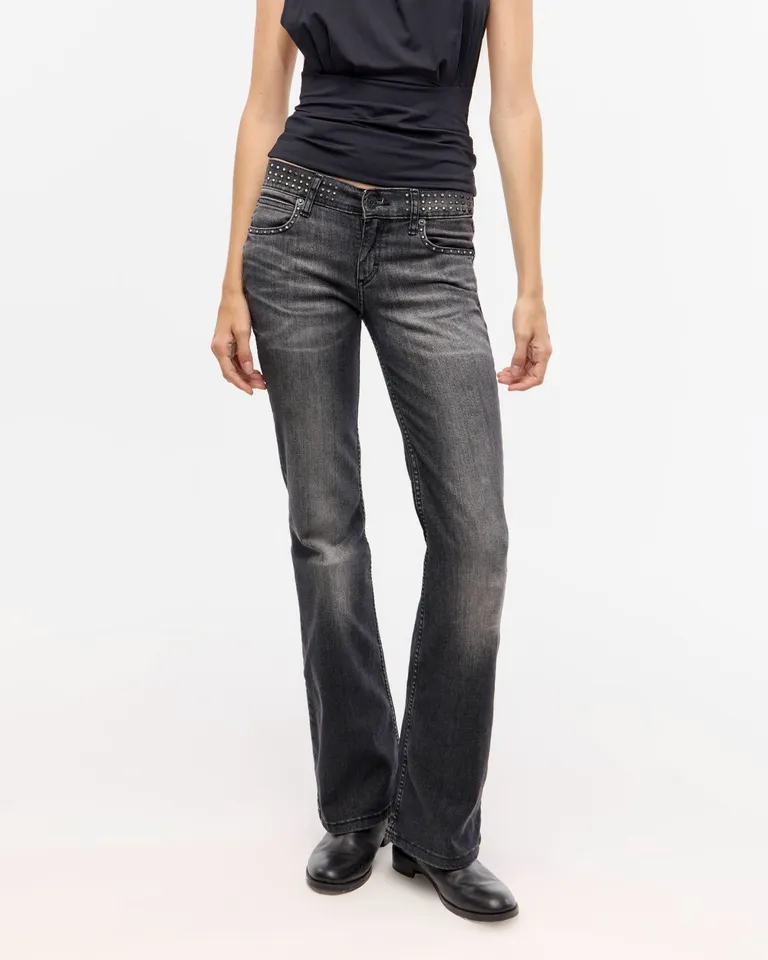 Jean de tiro bajo con corte bootcut y detalles de tachas metálicas en bolsillos y cintura de Ay Not Dead en Pantalones para argentina
