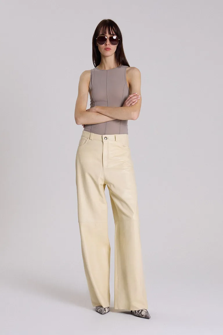 Pantalón de cuero ovino de corte recto y tiro medio en color amarillo de Maria Cher en Pantalones para argentina