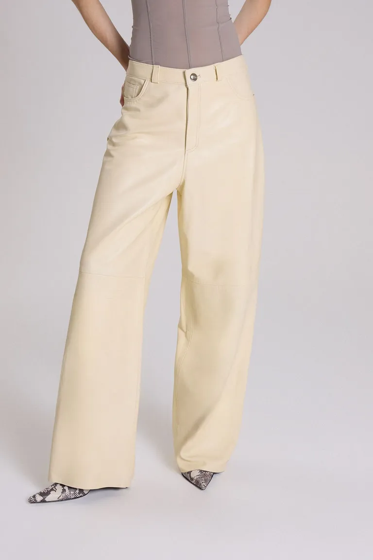 Pantalón de cuero ovino de corte recto y tiro medio en color amarillo de Maria Cher en Pantalones para argentina