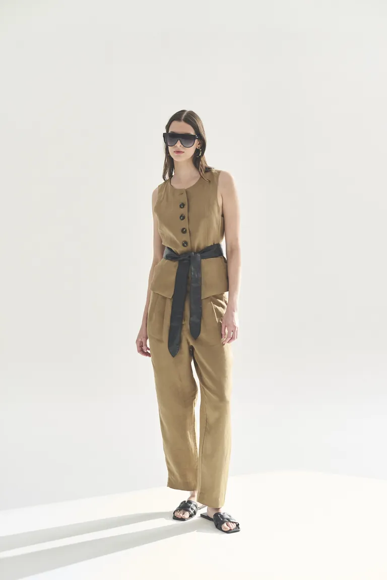 Chaleco marrón versátil y elegante para la mujer moderna de Akiabara en Chalecos para argentina