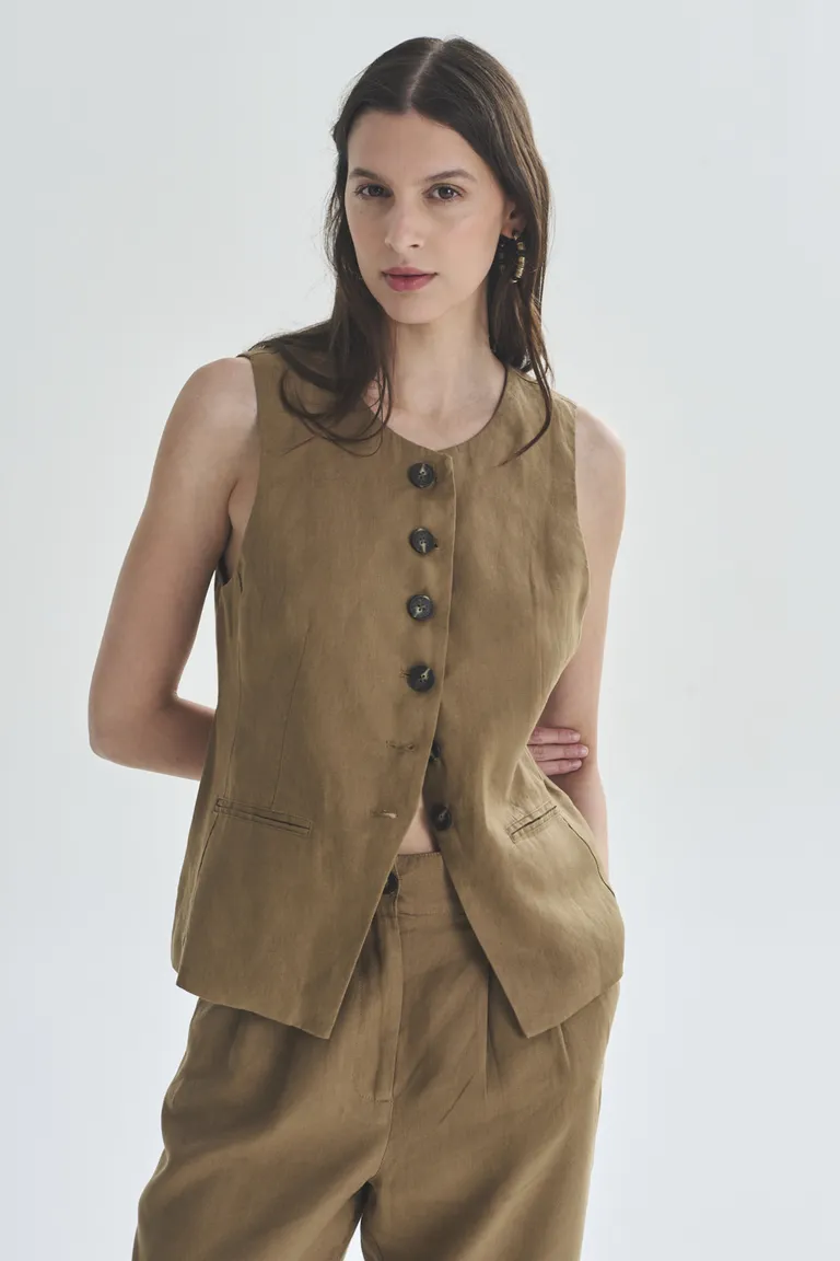 Chaleco marrón versátil y elegante para la mujer moderna de Akiabara en Chalecos para argentina