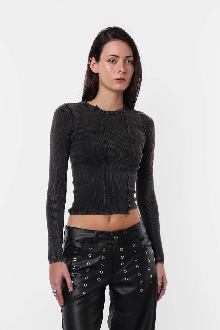 Top negro de diseño modular con detalles de recortes y lavado ácido de Top White en Tops para argentina