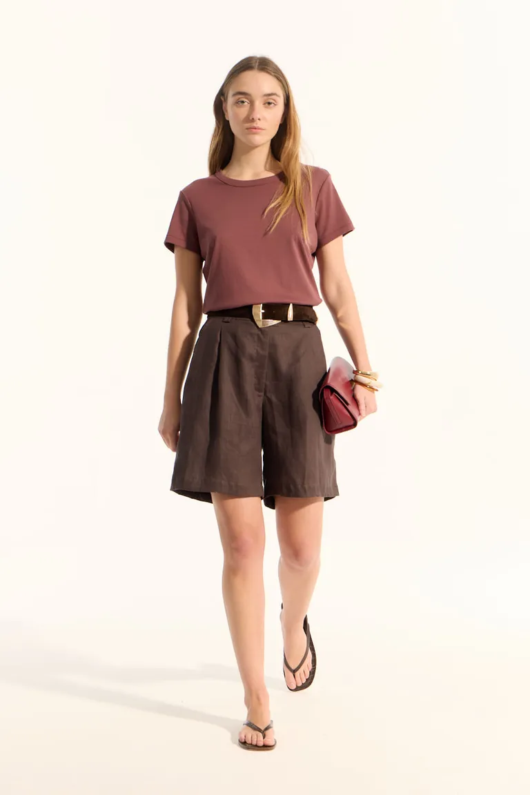 Remera básica de cuello redondo en tonos rojizos para un estilo moderno y femenino de Portsaid en Remeras para argentina