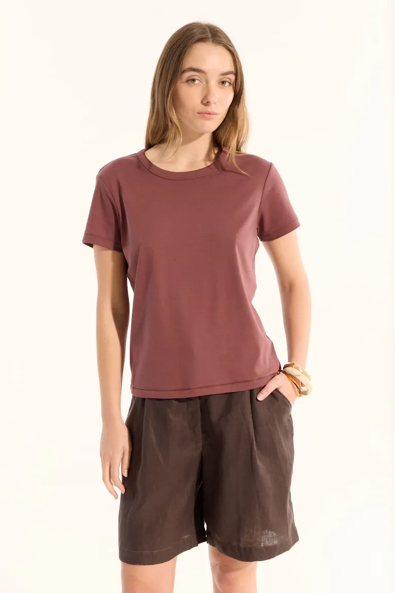 Remera básica de cuello redondo en tonos rojizos para un estilo moderno y femenino de Portsaid en Remeras para argentina