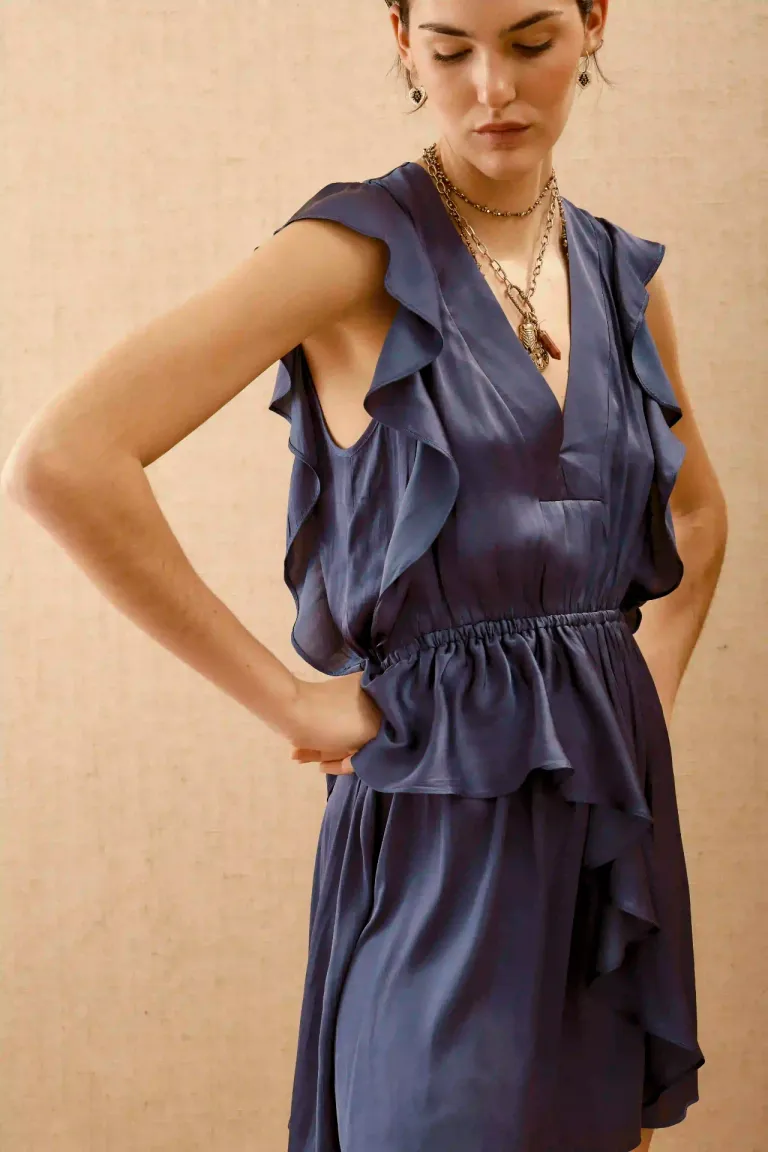 Vestido corto con escote profundo y mangas voluminosas - Elegante y sofisticado de Rapsodia en Vestidos para argentina