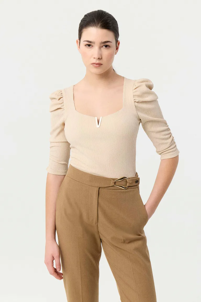 Remera de punto con mangas tres cuartos escote cuadrado y detalle metálico de Markova en Remeras para argentina