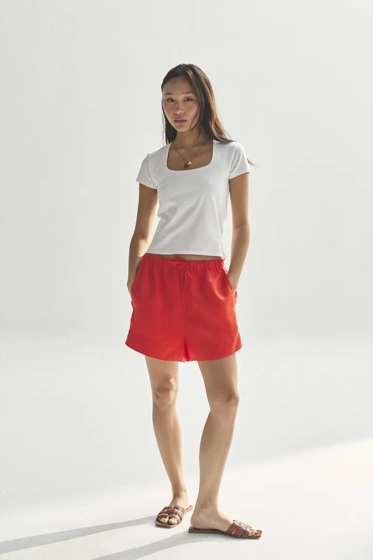 Shorts rojos de corte sencillo y cómodo para mujer de Akiabara en Shorts para argentina