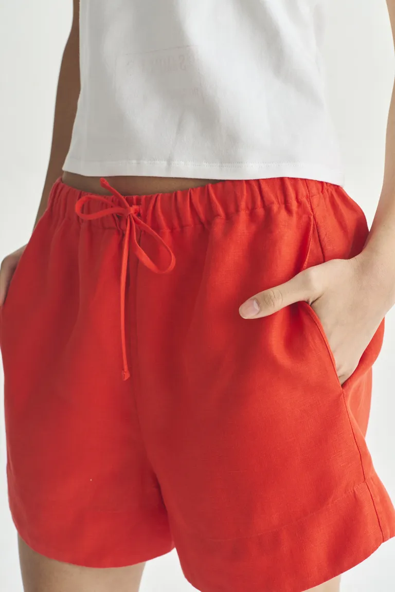 Shorts rojos de corte sencillo y cómodo para mujer de Akiabara en Shorts para argentina