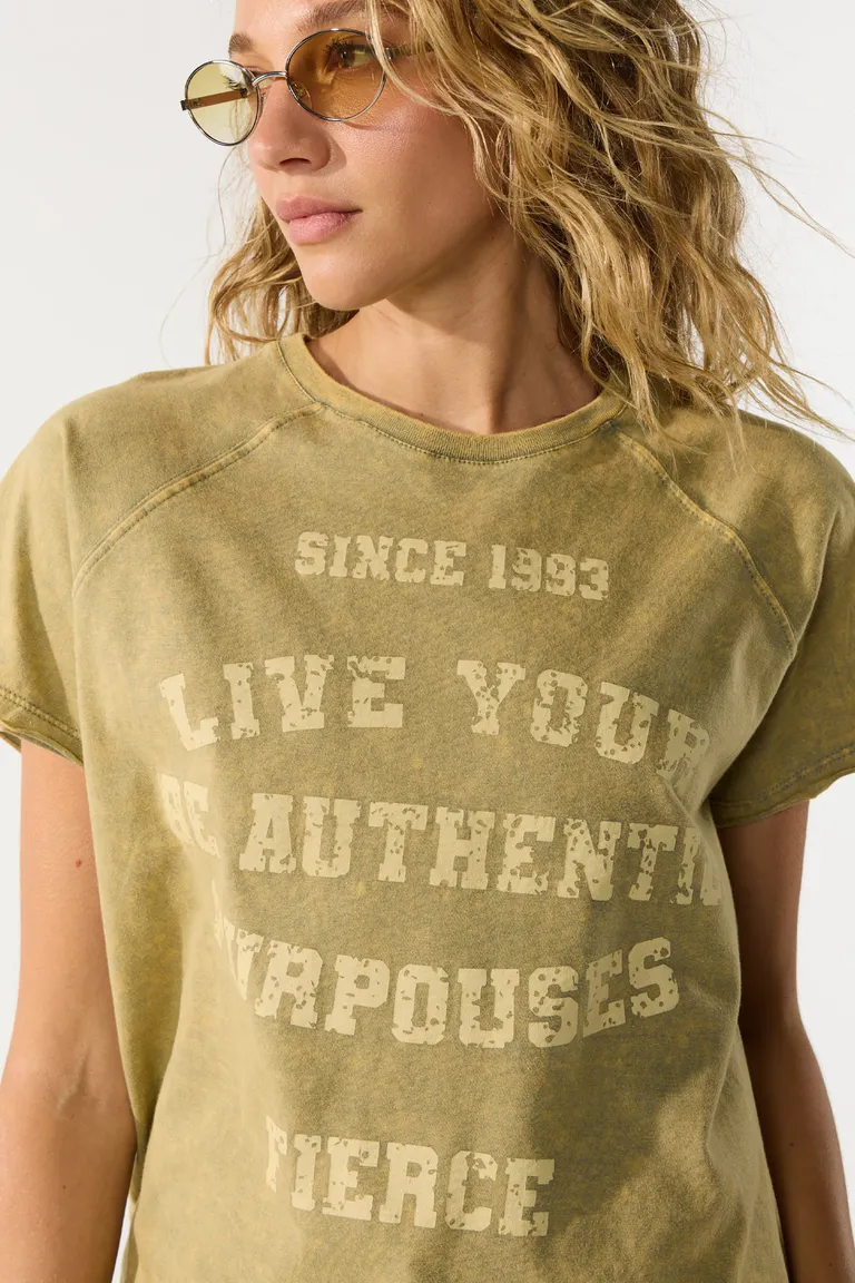 Remera de algodón con estampa central en diseño desgastado para un estilo casual de Cuesta Blanca en Remeras para argentina