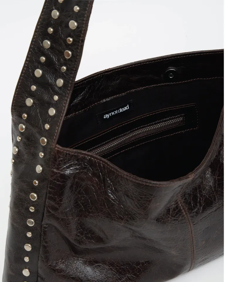 Cartera de cuero vacuno de forma rectangular con tachas metálicas de Ay Not Dead en Bolsos y Carteras para argentina