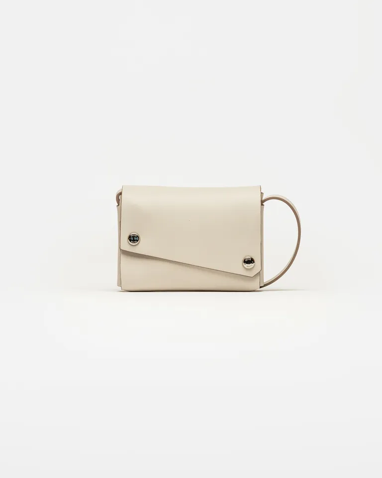 Mini bolsa de cuero beige con diseño minimalista y rígido de Prüne en Bolsos y Carteras para argentina