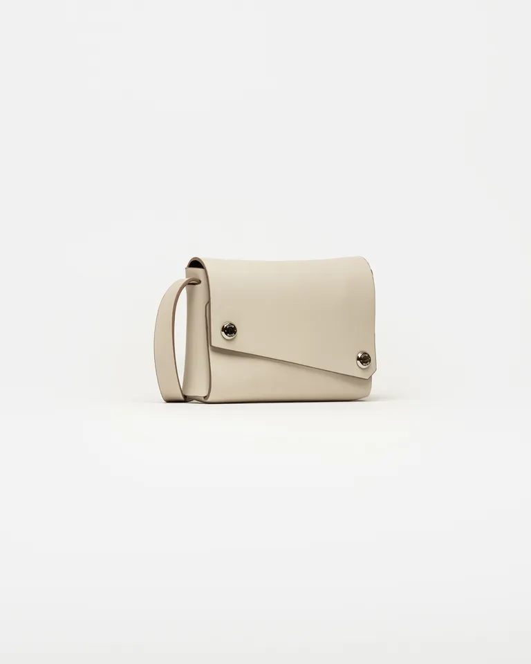 Mini bolsa de cuero beige con diseño minimalista y rígido de Prüne en Bolsos y Carteras para argentina